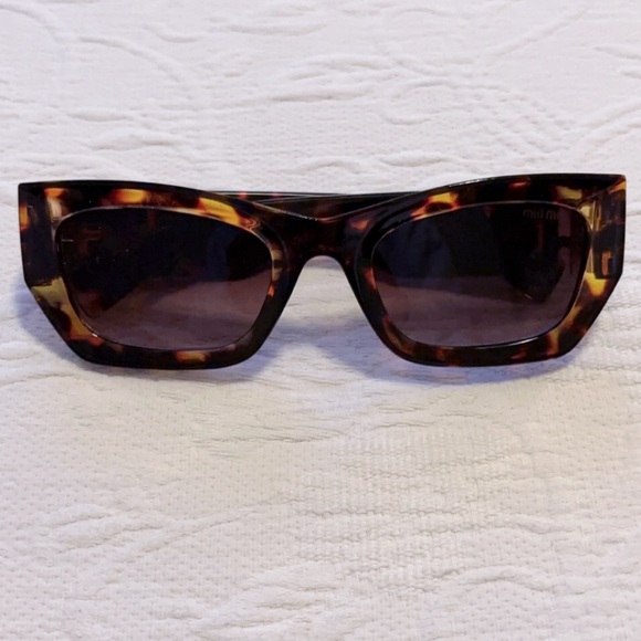 Gorgeous Tortoises Sunglasses - Picture 2 of 3